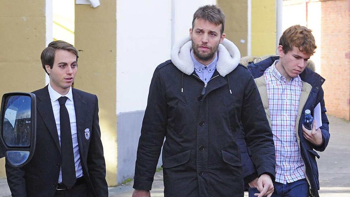 Michu, en el centro, junto a Franco Caselli (izquierda) y Sergio Fernández, uno de sus ayudantes.-ISRAEL L. MURILLO