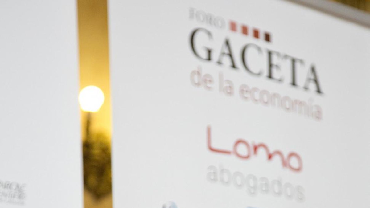 El ministro de Economia, Luis de Guindos, asiste al Foro Gaceta 'Los retos de la economía española'.-ICAL
