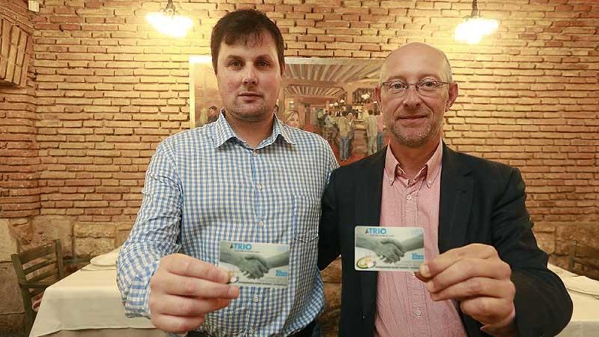 Carlos Cámara (Bupolsa) e Iñaki Sicilia (Aparejadores) posan con su carnet conjunto.-RAÚL OCHOA