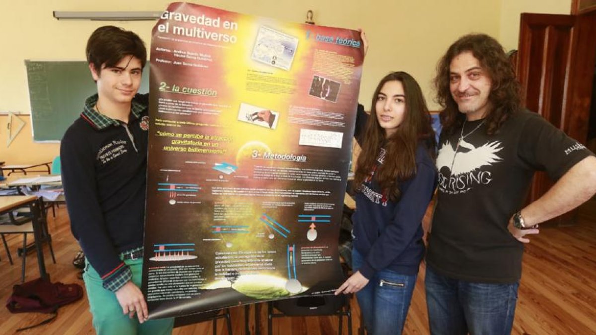 Héctor Serna y Andrea Bujedo junto a su profesor Juan Serna, con el cartel del trabajo ganador.-RAÚL G. OCHOA