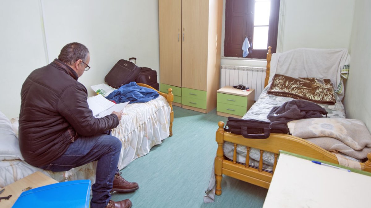 Un usuario del albergue de Cáritas en su habitación. ISRAEL. MURILLO