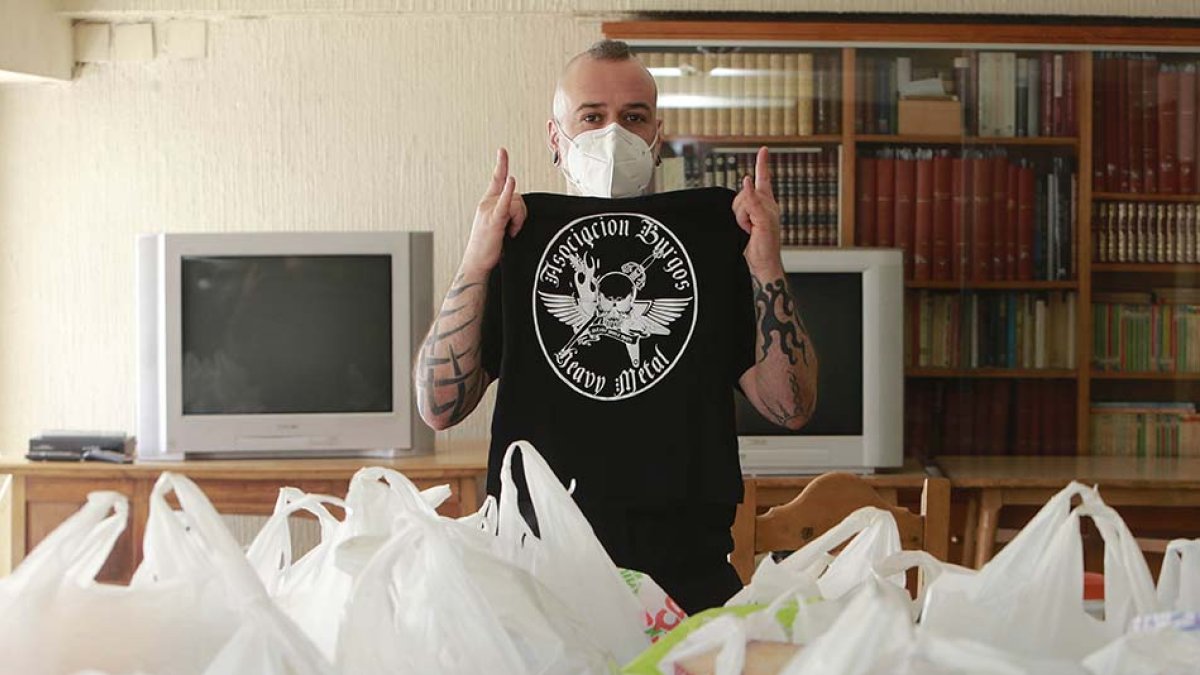 Jesús Alijo con los productos recogidos durante la campaña. RAÚL G. OCHOA