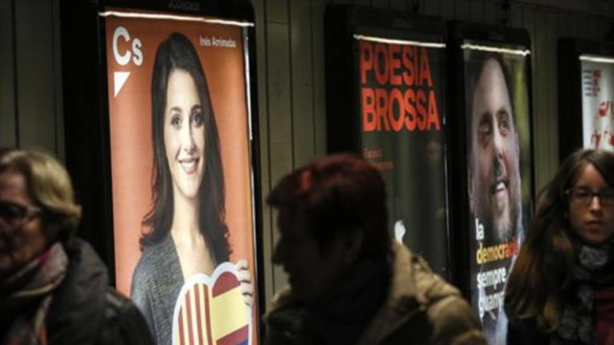 Carteles electorales en la estación de metro de la plaza de Catalunya-JULIO CARBÓ