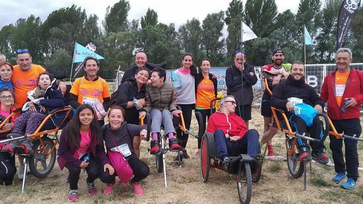Usuarios de Apace se hicieron una foto de familia durante la undécima edición de la subida a ‘El Ahijón’.-ECB