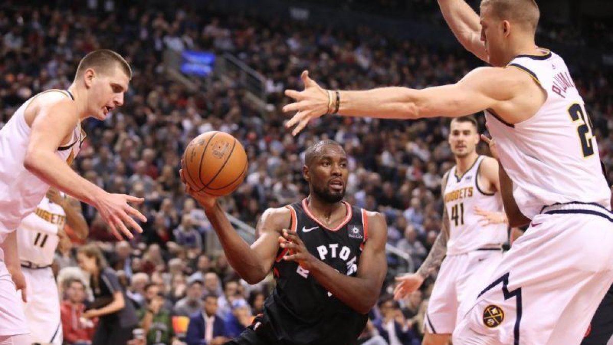 Serge Ibaka controla un balón.-USA TODAY