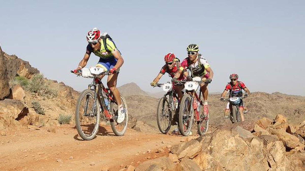 Algunos de los participantes de la Titan Desert 2015, durante la tercera etapa de la carrera.-Foto: TITAN DESERT