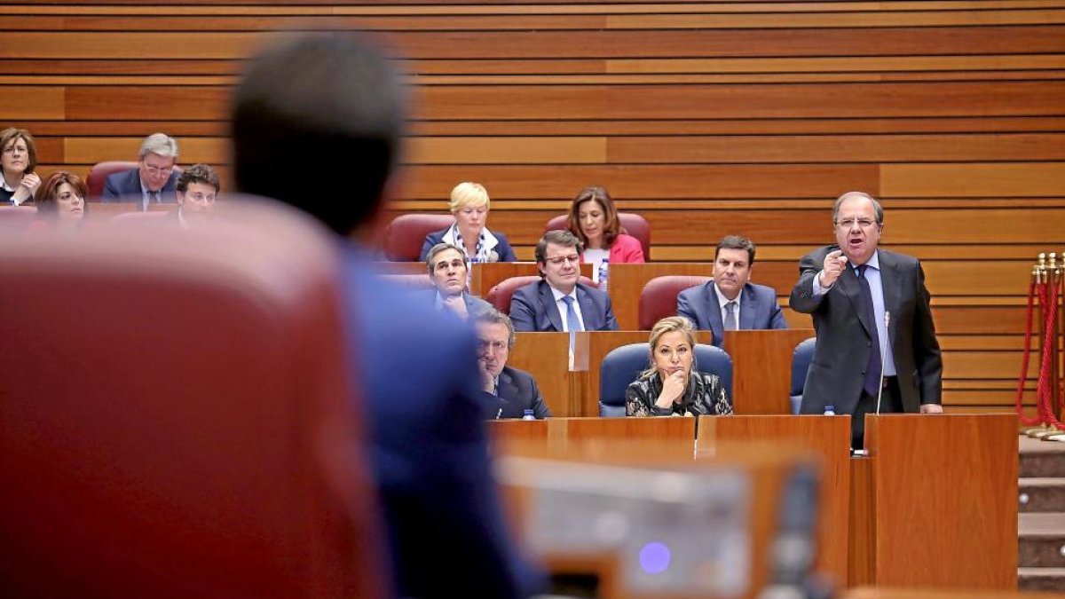 El presidente Herrera se dirige al socialista Luis Tudanca durante el Pleno de ayer de las Cortes-ICAL