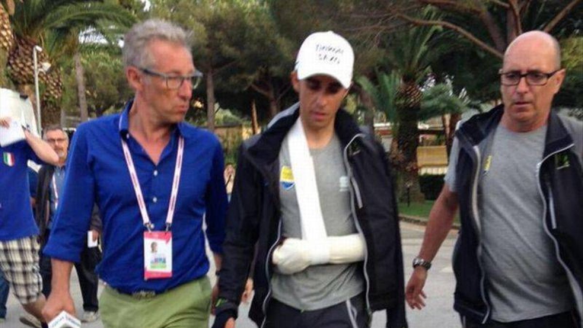 Contador, con el brazo en cabestrillo tras pasar unas pruebas radiológicas después de la caída.-Foto: PLANET CYCLING