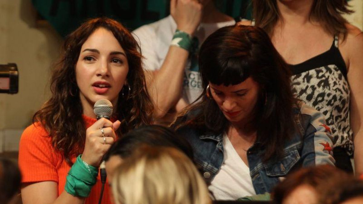 La actriz argentina Thelma Fardín (i) habla durante una rueda de prensa en Buenos Aires.-EFE