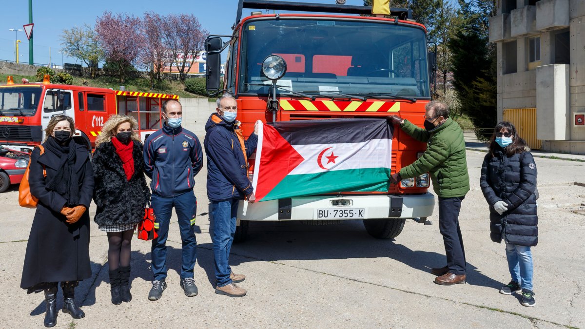Entrega de un camión de bomberos por parte del Ayuntamiento a la Asociación Burgalesa de Amigos del Pueblo Saharaui. SANTI OTERO