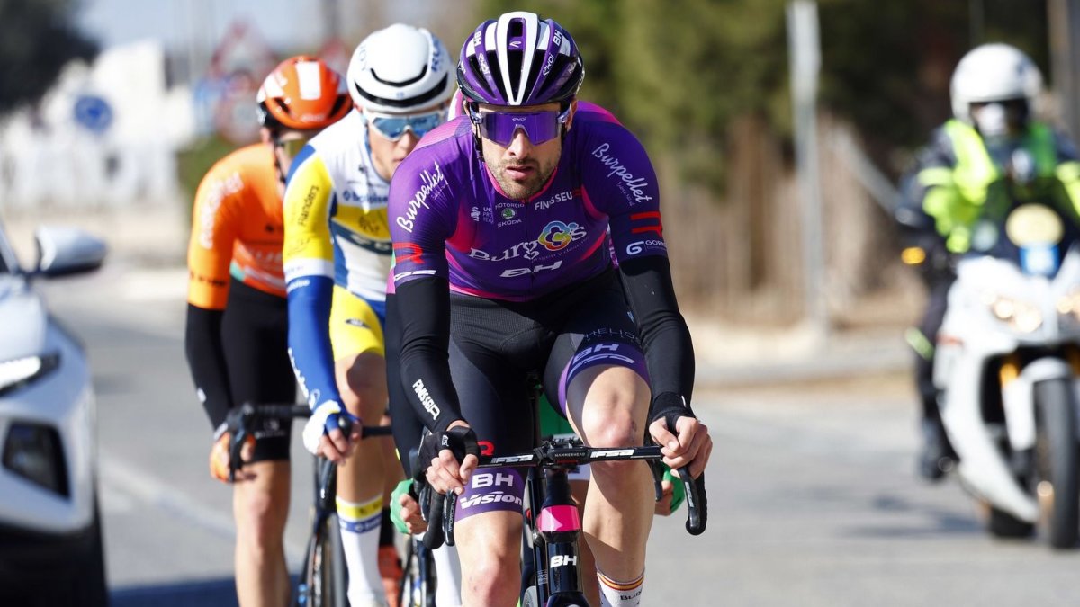Ander Okamika en la escapada. LUIS ÁNGEL GÓMEZ / SSPRINT CYCLING AGENCY