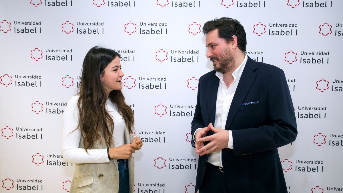Ana Bárcena (ASTI) y Álvaro Romero (Isabel I), en la presentación del Torneo Provincial de Robótica Sumo STEAM Talent Kids Burgos. TOMÁS ALONSO
