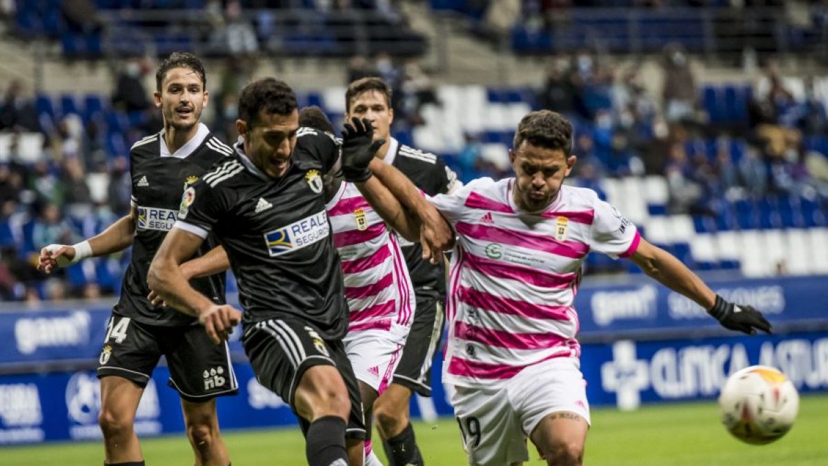 Imagen del partido entre el Oviedoy el Burgos CF. LALIGA