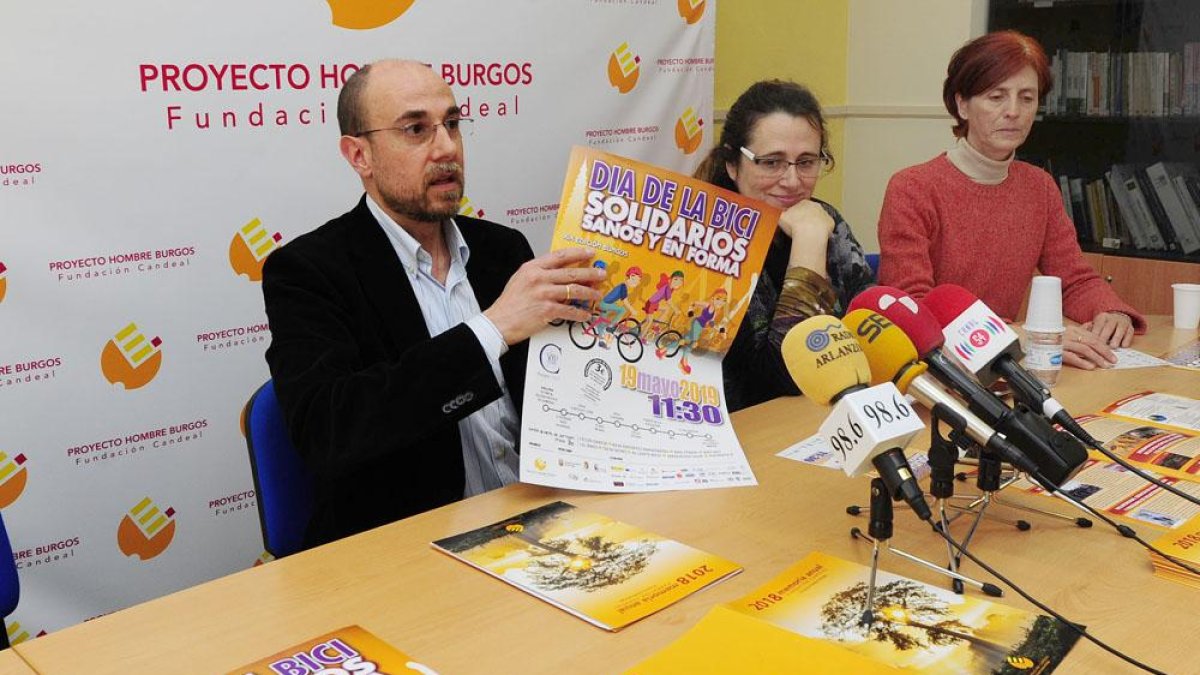 Manuel Fuentes sostiene un cartel que anuncia el Día de la Bici.-ISRAEL L. MURILLO