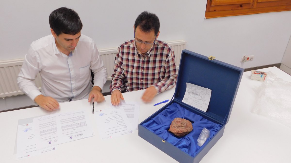El director del Museo Luberri, Gorka Martín, entrega el cráneo descubierto en los 80 al director del Museo de Dinosaurios de Salas, Fidel Torcida. ECB