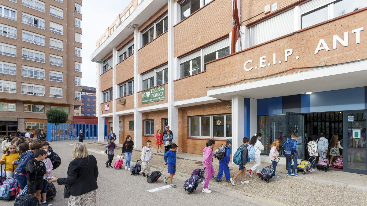 Podemos propone crear una comunidad energética piloto en un colegio de Burgos. TOMÁS ALONSO