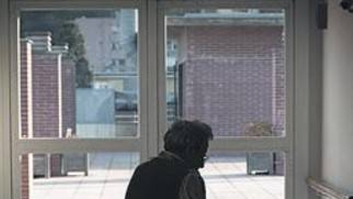 Una mujer, en una residencia en Horta-Guinardó, en Barcelona.-Foto: CARLOS MONTAÑÉS