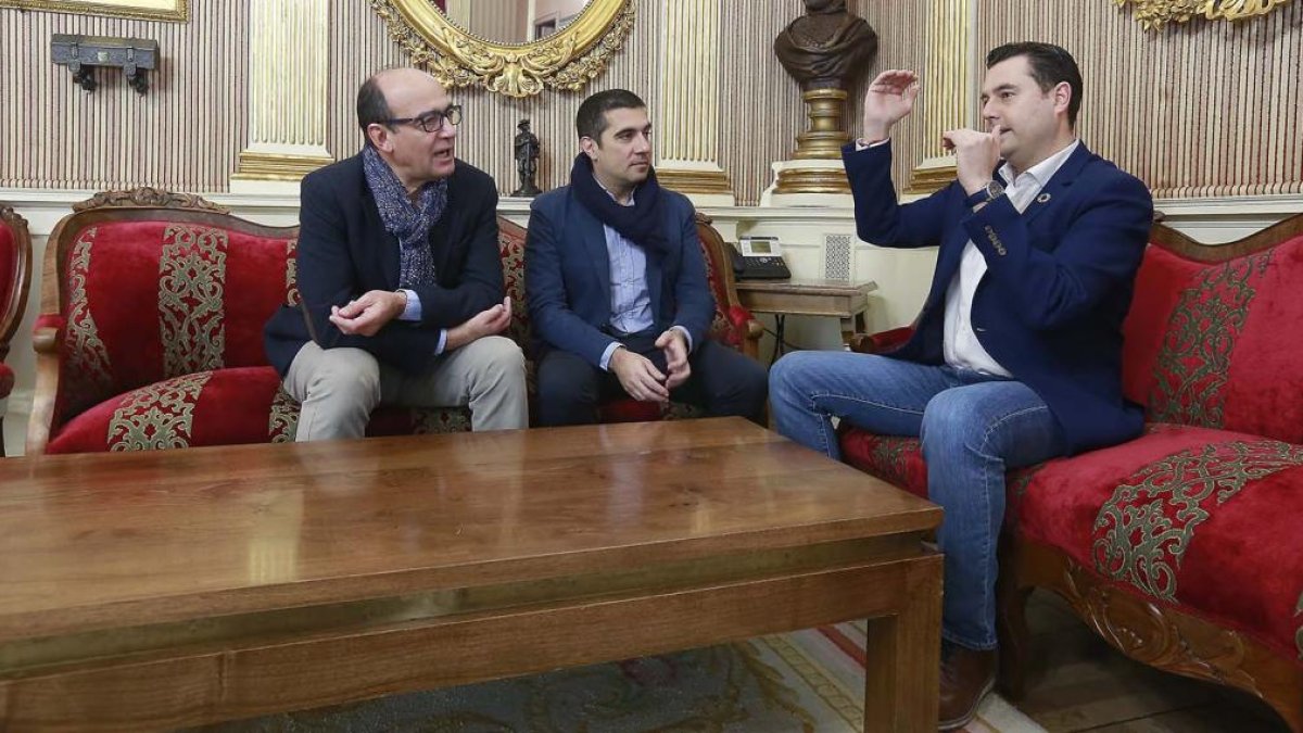 Fernando del Cerro y Javier Juárez se entrevistaron ayer con el alcalde de Burgos, Daniel de la Rosa.-RAÚL G. OCHOA