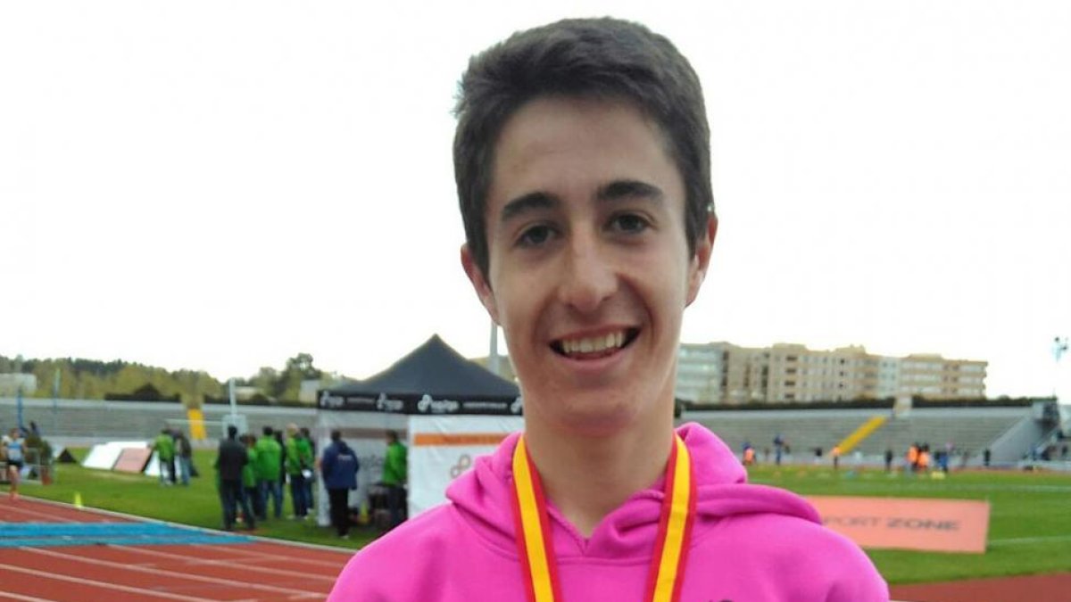 Víctor Illera posa con la medalla de plata conseguida en Portugal-ECB