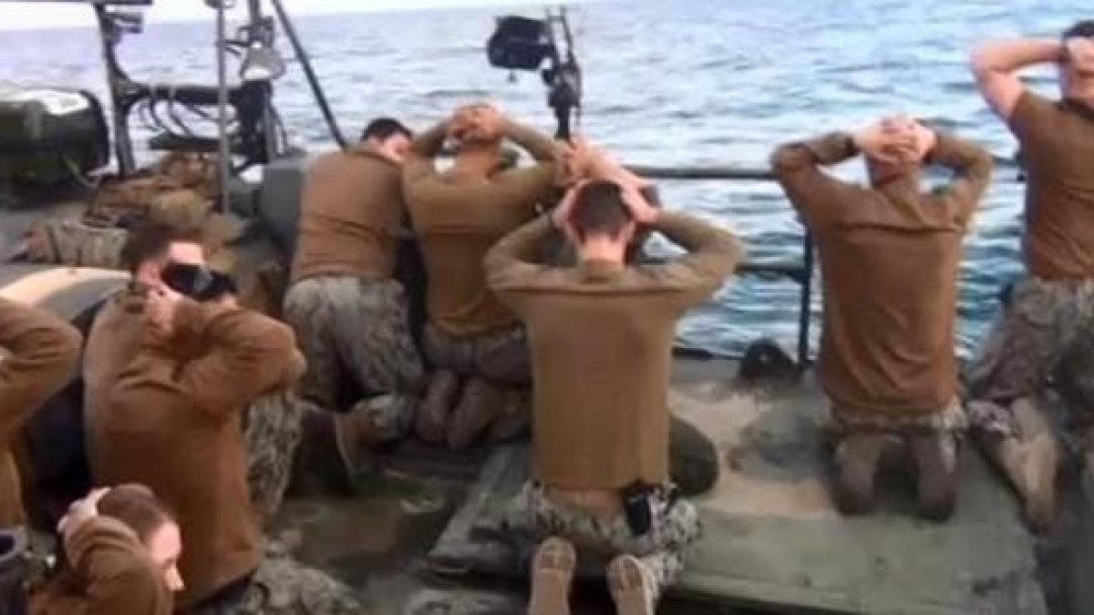 Foto difundida por la agencia estatal irani IRIB de los marinos estadounidenses bajo captura.-AP / IRIB