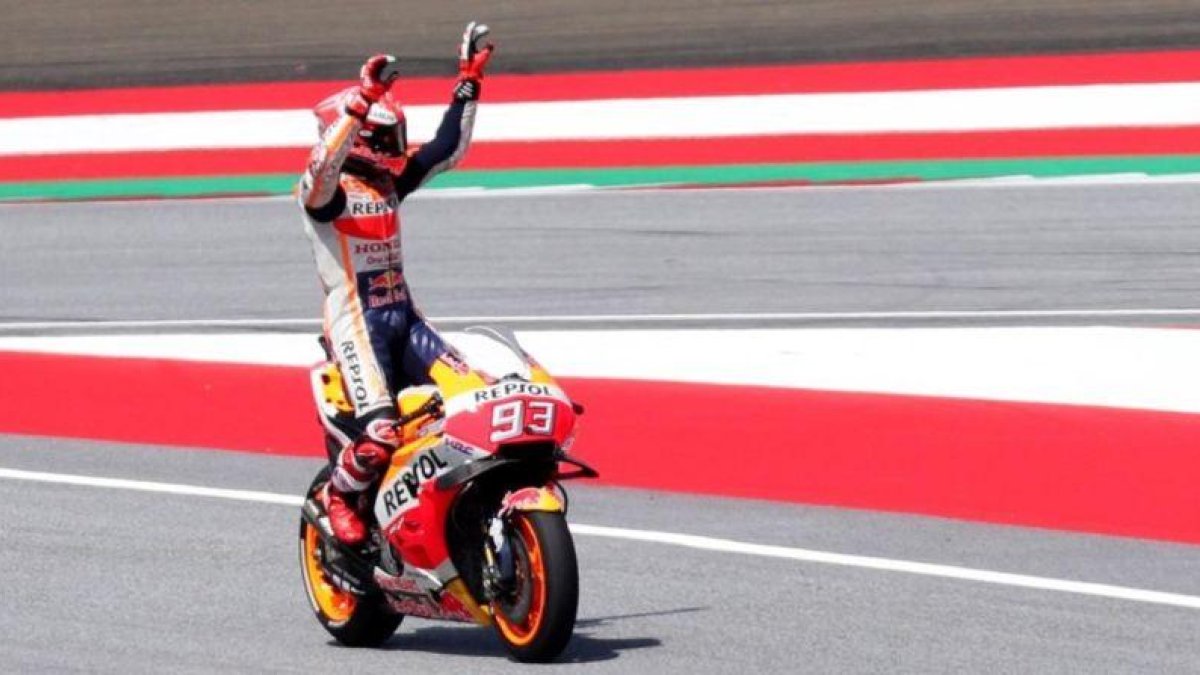 Marc Márquez (Honda) responde a las felicitaciones que el público austrico le ha enviado esta mañana tras conseguir su pole nº 77.-REUTERS / LISI NIESNER