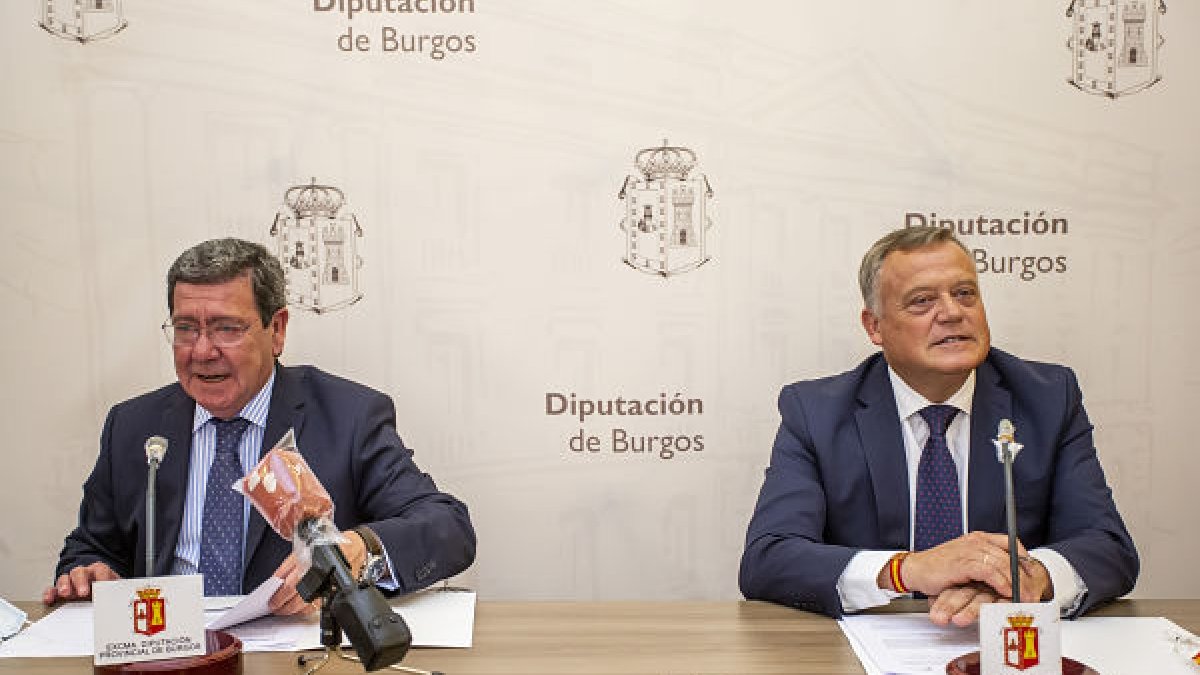 El presidente de la Diputación, César Rico, y el vicepresidente y responsable de Sodebur, Lorenzo Rodríguez, en una imagen de archivo. ICAL