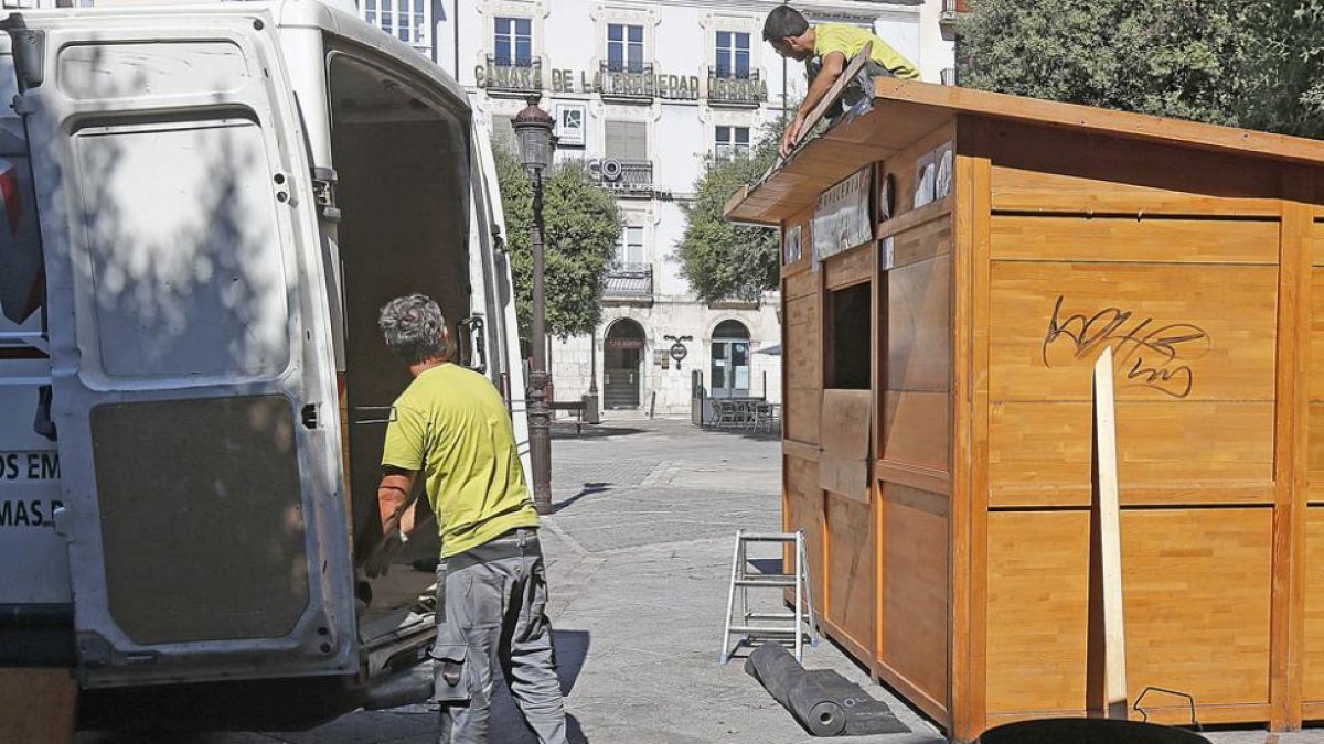 Dos trabajadores durante la instalación de una de las casetas de la Feria de Tapas.-RAÚL G. OCHOA