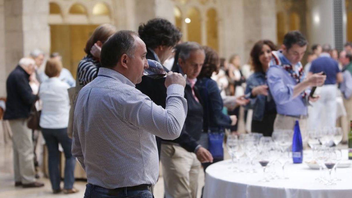 Como sucediera en la anterior cata, el salón del hotel NH Collection Palacio de Burgos completó el aforo para seguir la cata de EL CORREO DE BURGOS.-RAÚL OCHOA