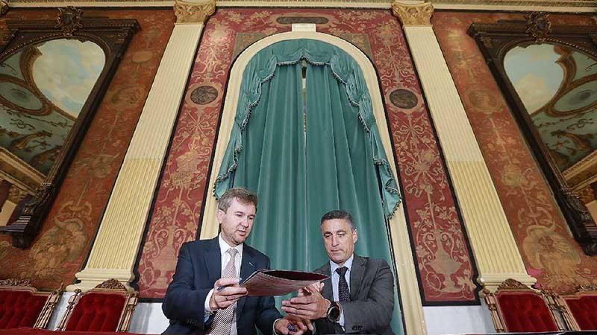 Javier Lacalle y Rafael Barbero firman el convenio de colaboración en el Salón Rojo del Teatro Principal.-RAÚL G. OCHOA