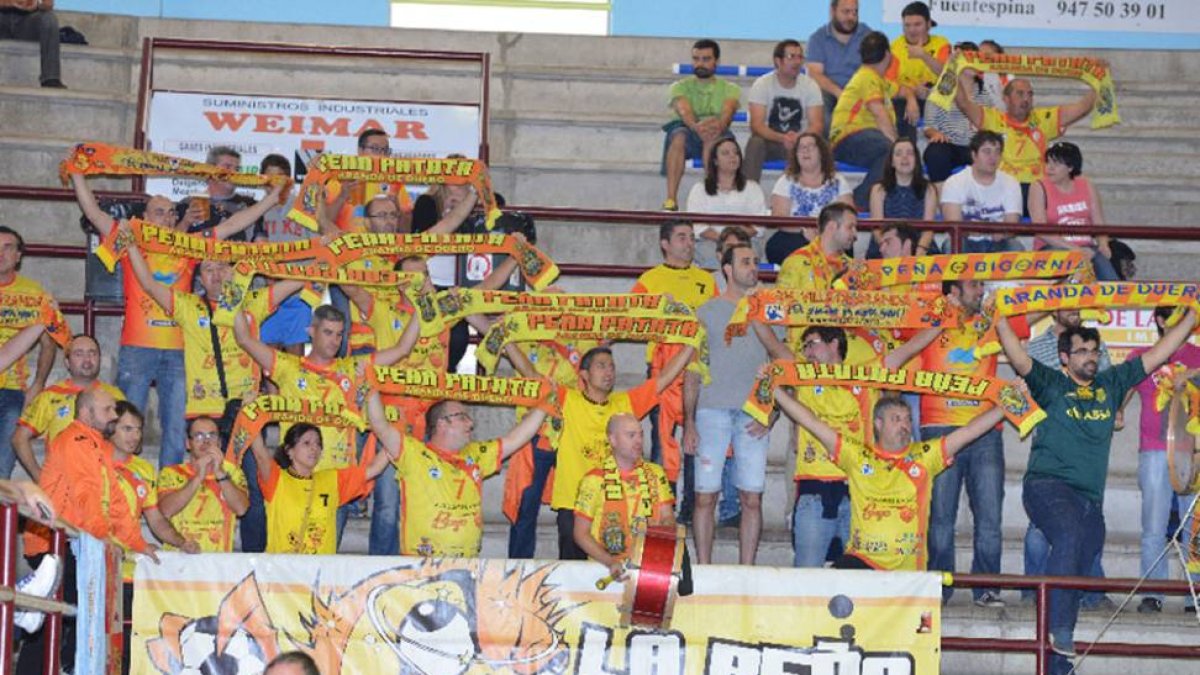 Vestidos de color amarillo, la peña hace de cada partido una fiesta.-ECB