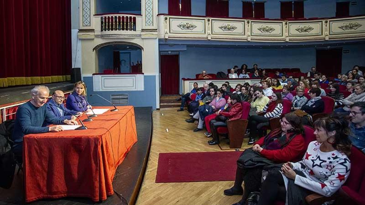 El dramaturgo leonés emocionó al público que se congregó en el Salón Rojo del Teatro Principal para celebrar el Día Internacional del Teatro.-SANTI OTERO