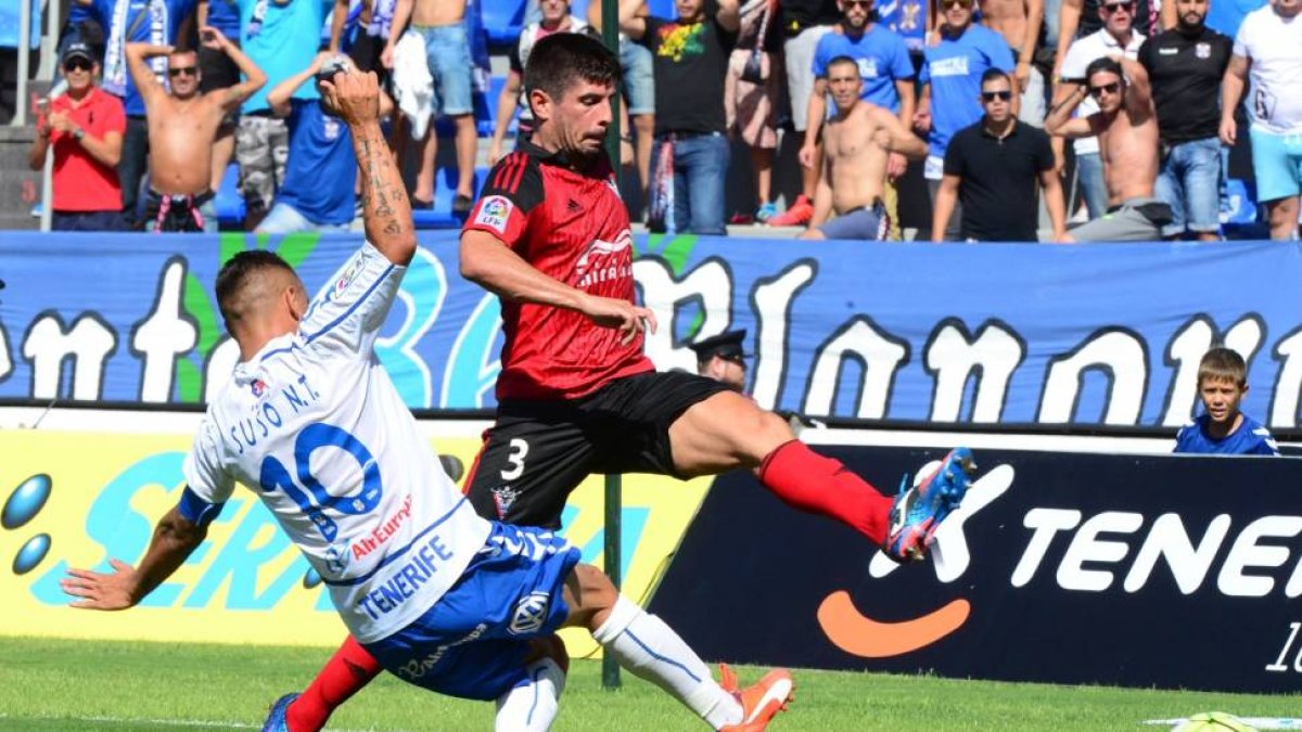 Kijera salva la entrada de un jugador del Tenerife, ayer, en el Heliodoro Rodríguez López.-DIARIO DE AVISOS