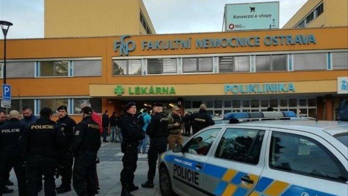 Policía frente al hospital donde se ha producido el tiroteo en la ciudad checa de Ostrava.-
