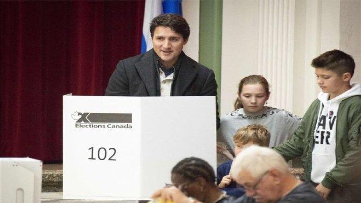 El primer ministro de Canadá, Justin Trudea, emitiendo su voto electoral.-AFP