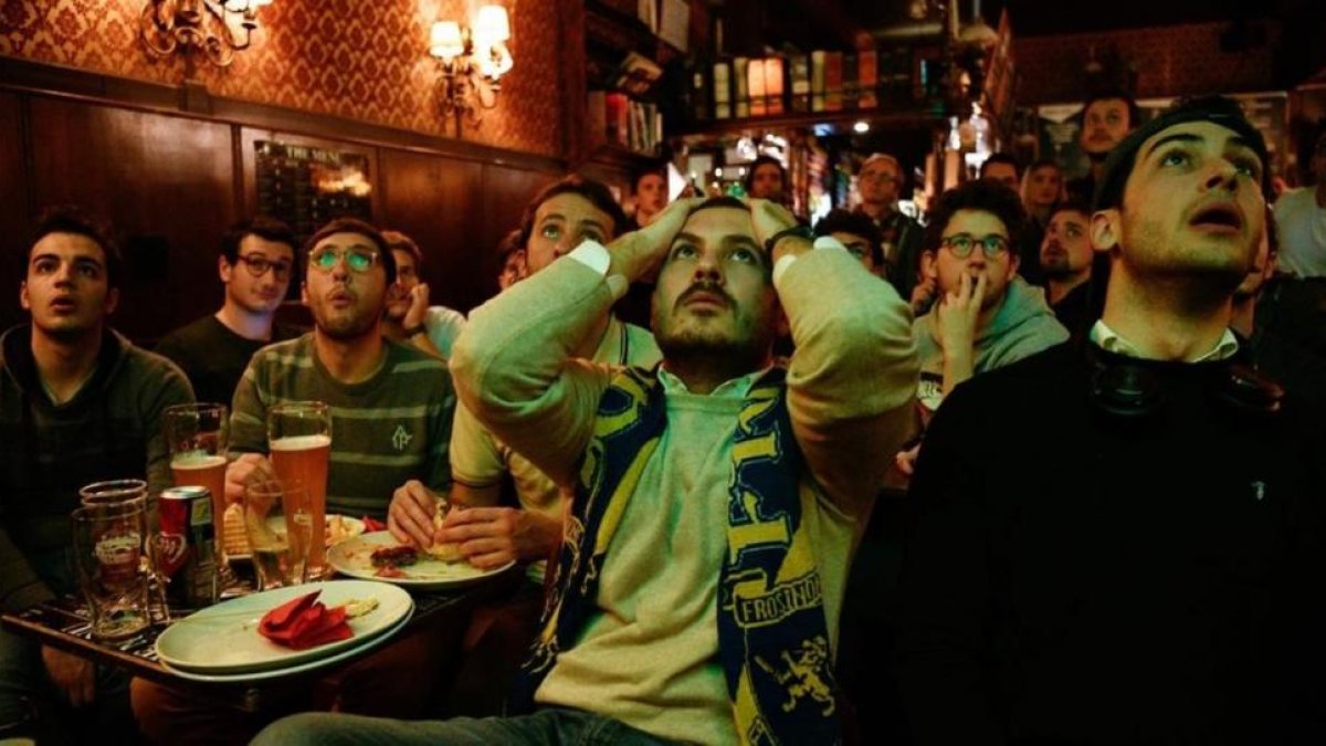Aficionados italianos siguen en un bar de Milán el partido en el que Italia quedó fuera del Mundial de Rusia.-AFP / PIERO CRUCIATTI