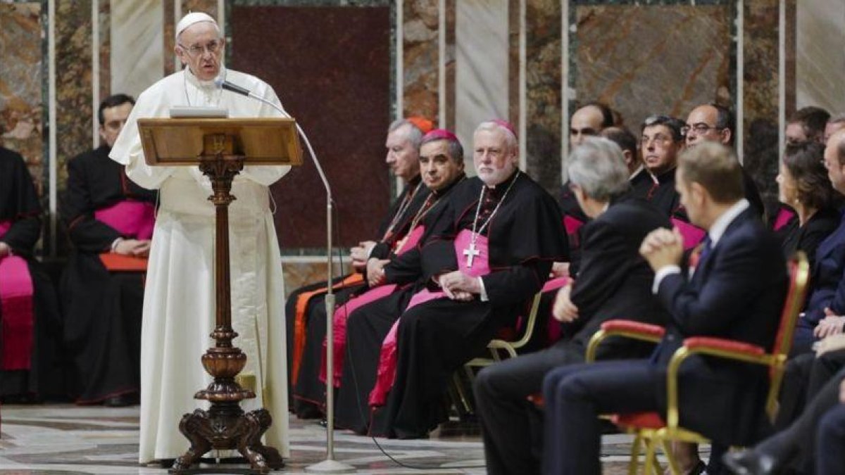 El Papa ofrece un discurso ante los líderes de la UE durante la audiencia en el Vaticano, el 24 de marzo.-AP / ANDREW MEDICHINI