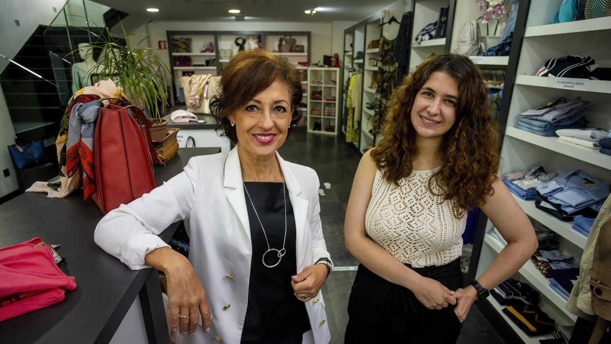 Virginia Izquierdo y Lara Domingo de Burgos la Burgati son las creadoras de la iniciativa ‘Una vida, una historia’. SANTI OTERO