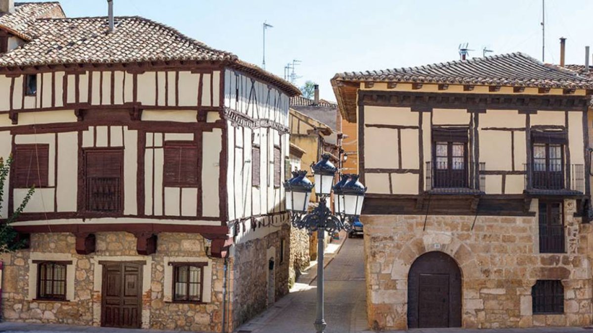 Casas características de la localidad ribereña.-ECB