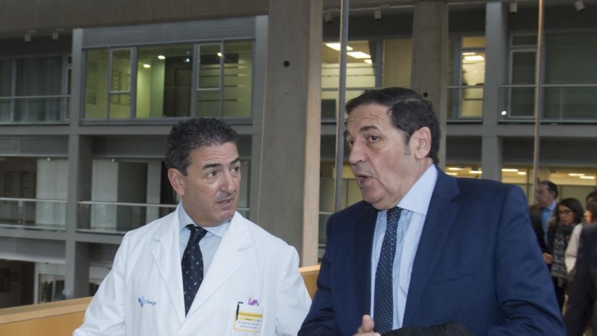 El consejero de Sanidad, Antonio María Sáez, acompañado por el gerente del HUBU, Migue Ángel Ortiz de Valdivielso, antes de las II Jornadas de Gestión Sanitaria 'Comprometidos con la sostenibilidad, los pacientes y la sociedad'.-ICAL