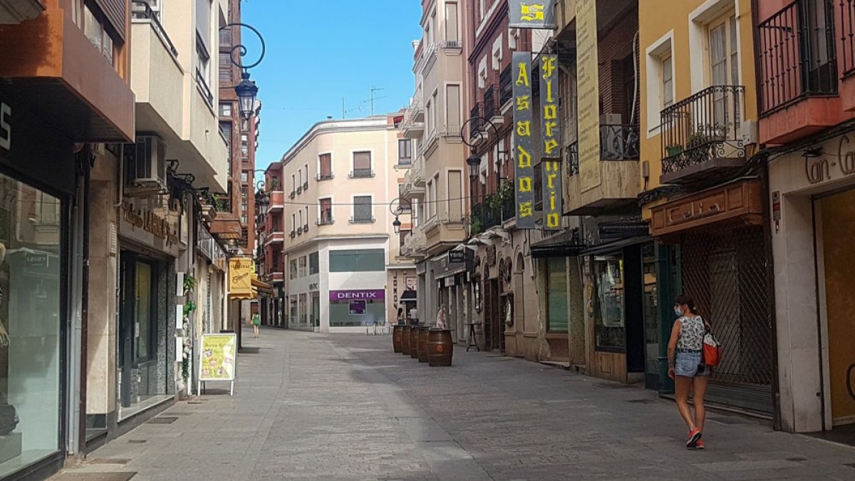 La calle Isilla, uno de los puntos más visitados por los turistas que llegan a Aranda. L. V.