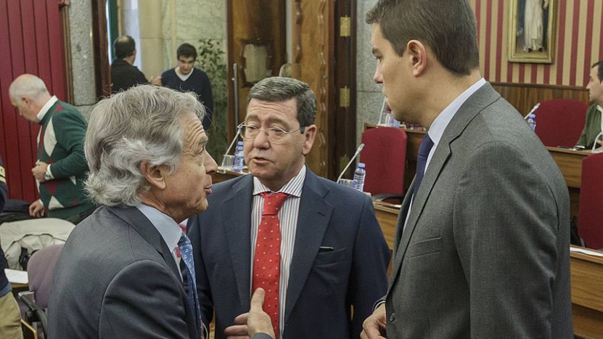 Luis Escribano (PSOE) charla con César Rico y Ángel Ibáñez (ambos del PP) antes de iniciarse el Pleno.-SANTI OTERO