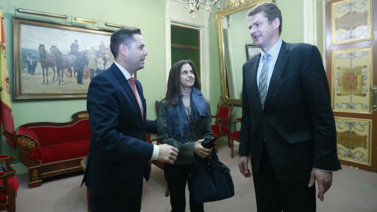 De la Rosa, con el embajador del Reino Unido. RAÚL G. OCHOA