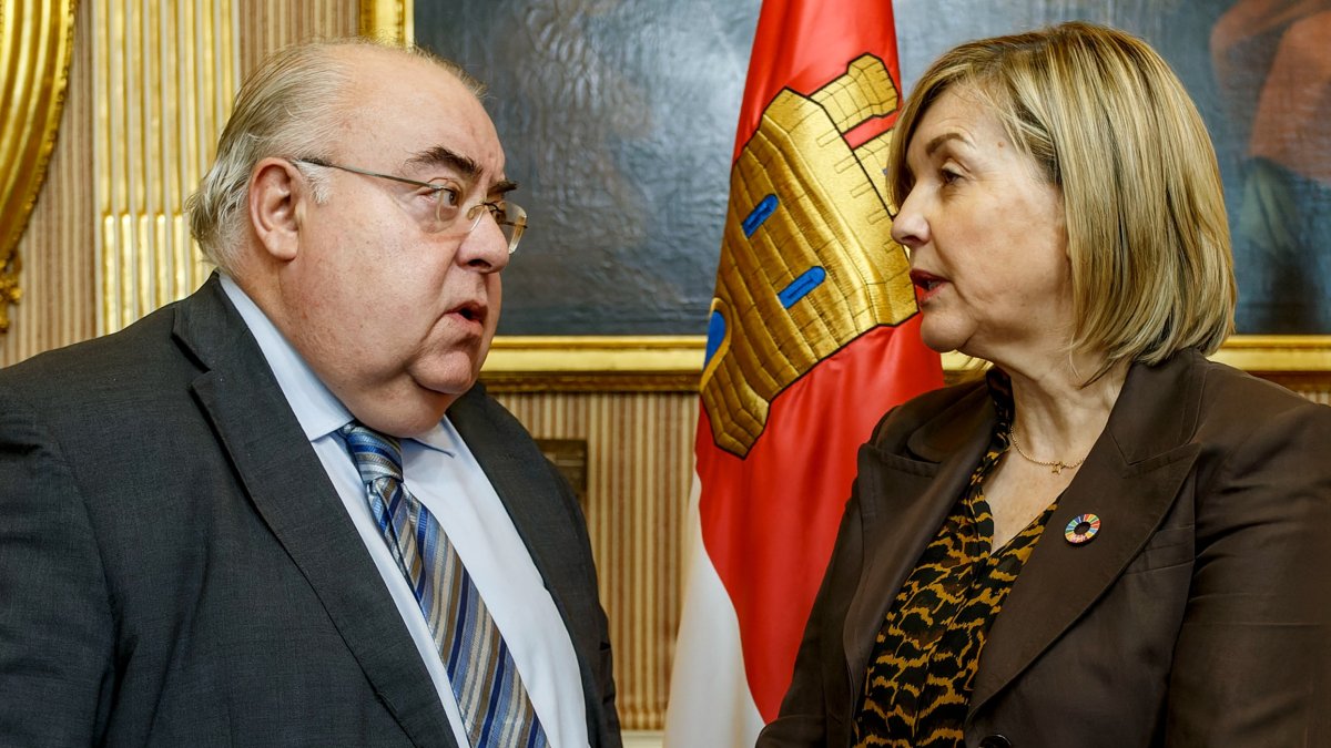 Tontxu Rodríguez conversa con Sonia Rodríguez en el Ayuntamiento de Burgos. SANTI OTERO