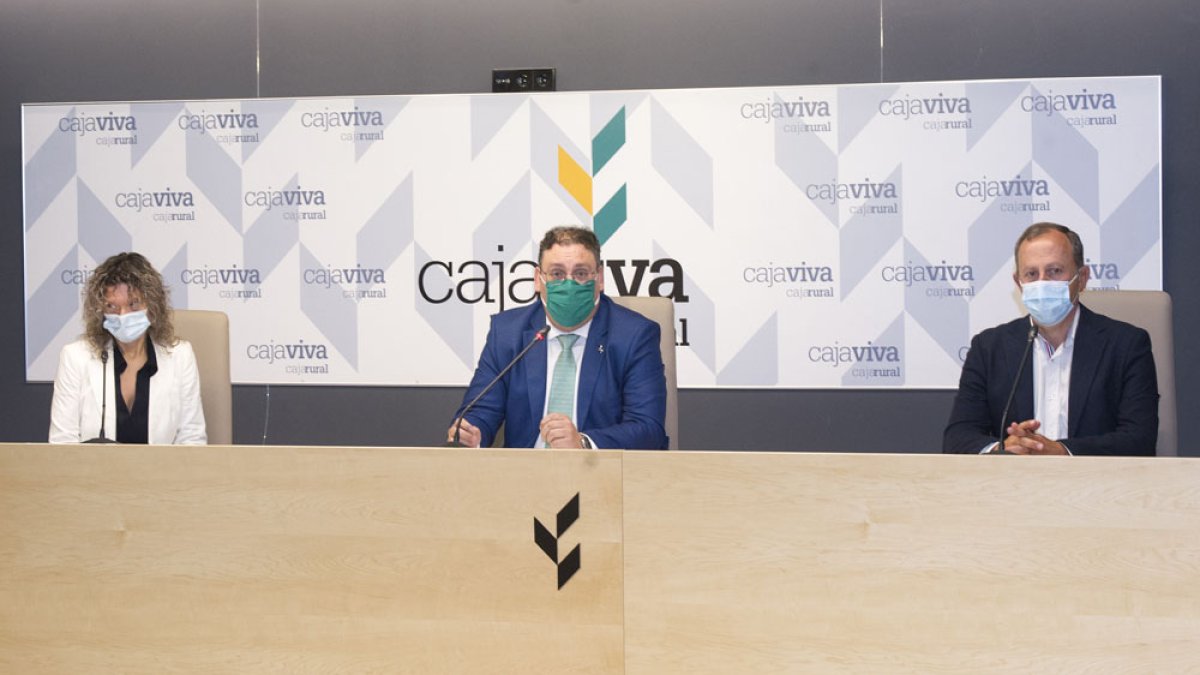 La Carrera 10 KM Cajaviva fue presentada ayer en la sede de Caja Rural. I. MURILLO
