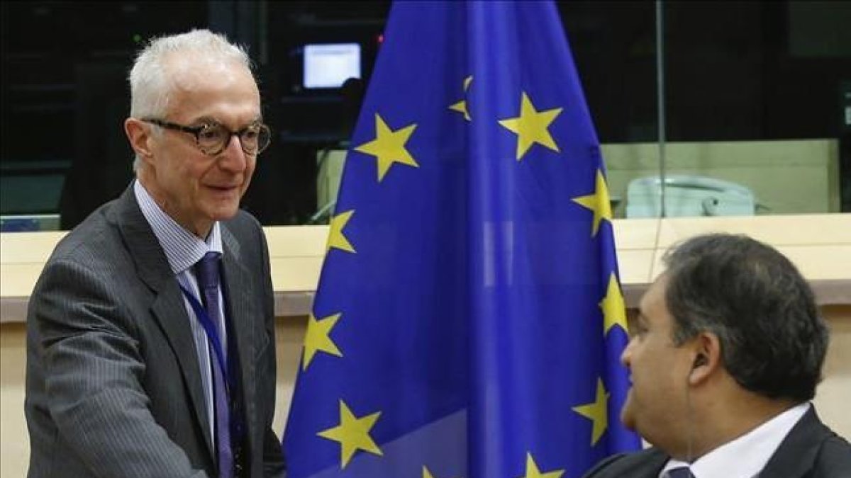 Gilles de Kerchove (izquierda) saluda al presidente de la comisión de libertades civiles, Claude Moraes, en la Eurocámara.-EFE / LAURENT DUBRULE