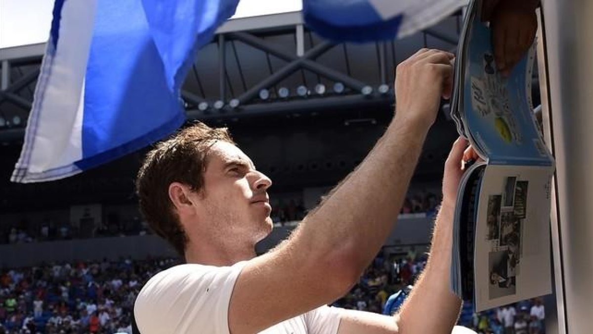 Murray firma autógrafos tras su primer partido en el Abierto de Australia.-AP
