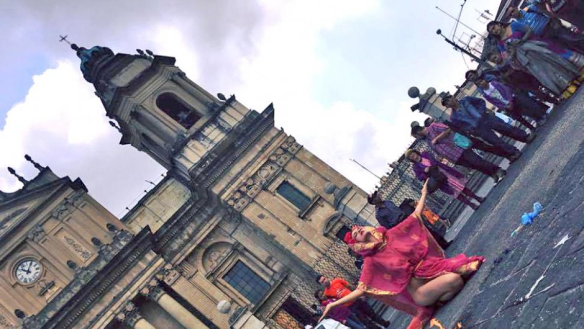 Clara Macías Carcedo, durante la ‘performance’ que realizó en Ciudad de Guatemala titulada ‘Por qué la rebelión es como el pecado original’.-MISHA ORLANDINI