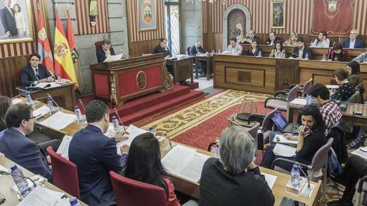 Un momento del Pleno celebrado ayer en el Ayuntamiento de Burgos.-SANTI OTERO