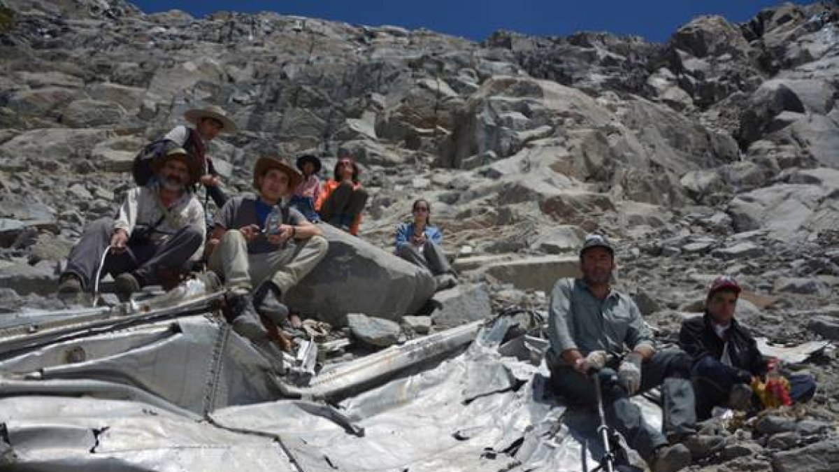 Los alpinistas posan con los restos del avión siniestrado.-Foto: Leonardo Albornoz / AP / LEONARDO ALBORNOZ
