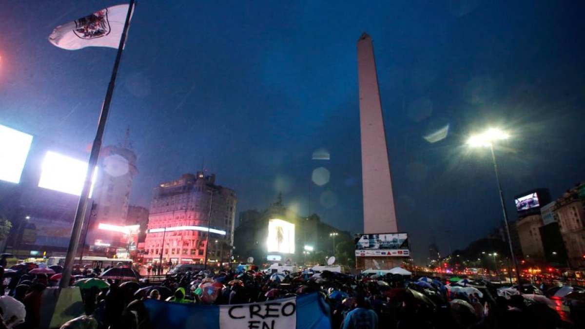 Seguidores de Argentina marchan por el centro de Buenos Aires para pedir a Messi que no deje la selección albiceleste.-REUTERS / MARCOS BRINDICCI
